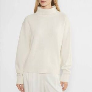 Jennie LIU 100% cashmere turtleneck
Pre-owned- great condition